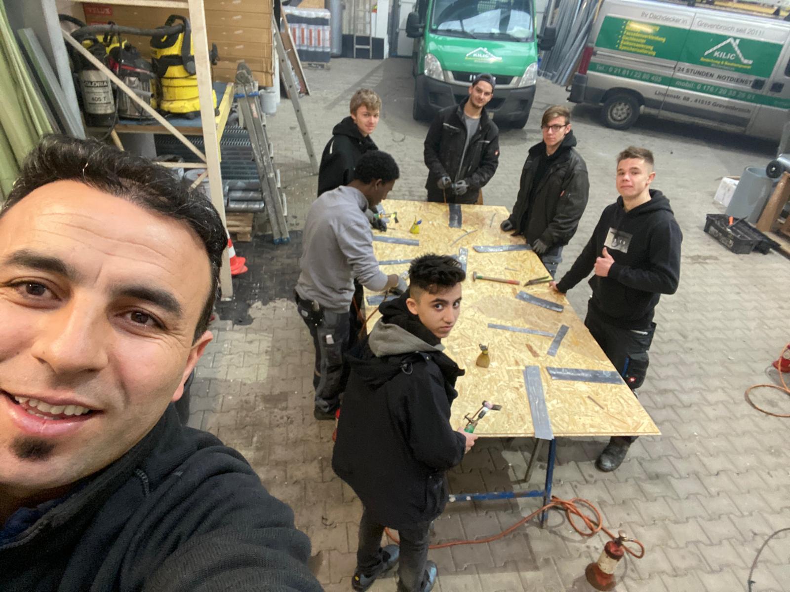 Teamwork auf dem Dach