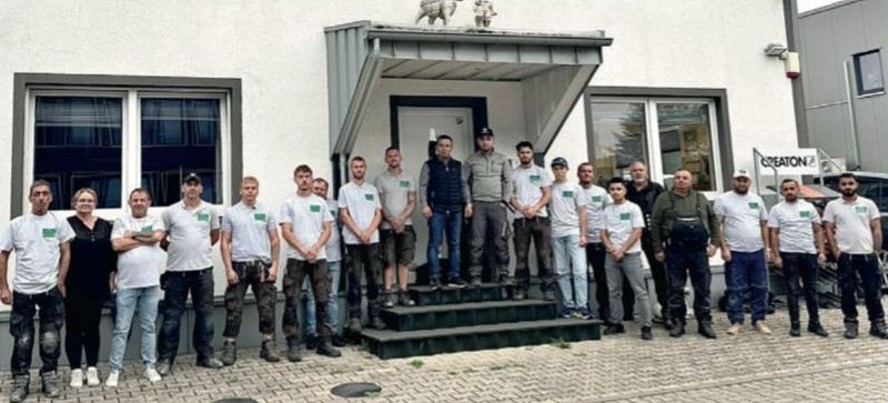 Das Team von Kilic Dachtechnik vor dem Firmensitz in Grevenbroich